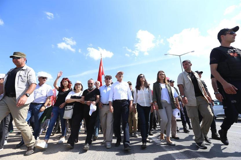 Ünlü isimler de Kemal Kılıçdaroğlu ile birlikte yürüdü
