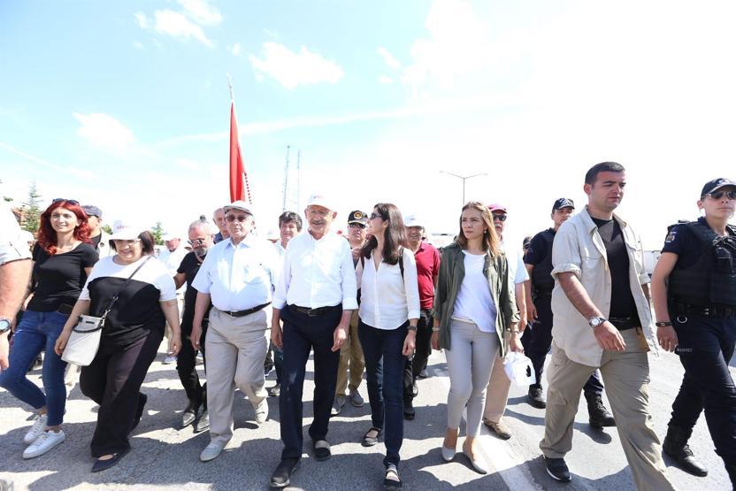 Ünlü isimler de Kemal Kılıçdaroğlu ile birlikte yürüdü