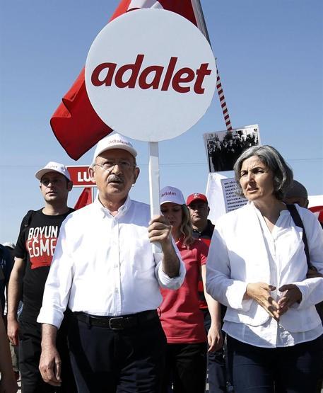 Ünlü isimler de Kemal Kılıçdaroğlu ile birlikte yürüdü