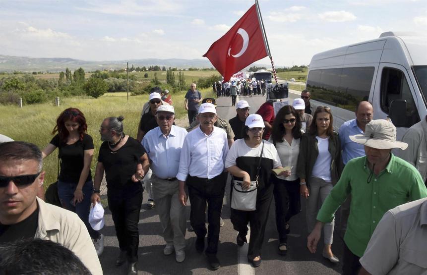 Ünlü isimler de Kemal Kılıçdaroğlu ile birlikte yürüdü