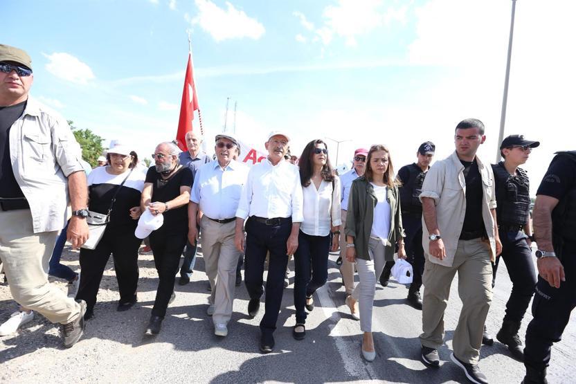 Ünlü isimler de Kemal Kılıçdaroğlu ile birlikte yürüdü