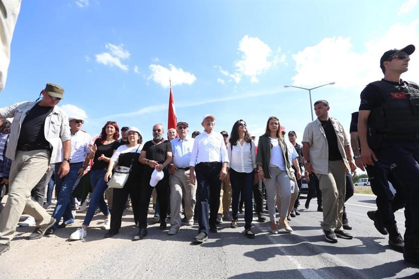 Ünlü isimler de Kemal Kılıçdaroğlu ile birlikte yürüdü
