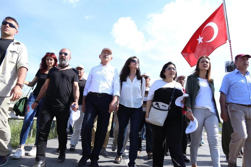 Ünlü isimler de Kemal Kılıçdaroğlu ile birlikte yürüdü