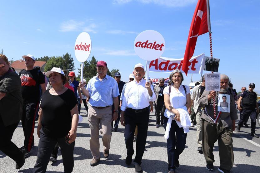 Ünlü isimler de Kemal Kılıçdaroğlu ile birlikte yürüdü