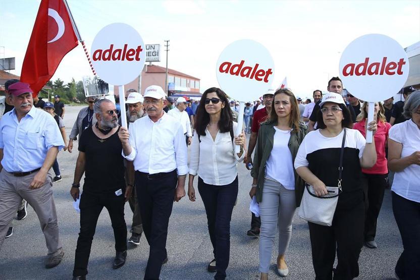 Ünlü isimler de Kemal Kılıçdaroğlu ile birlikte yürüdü