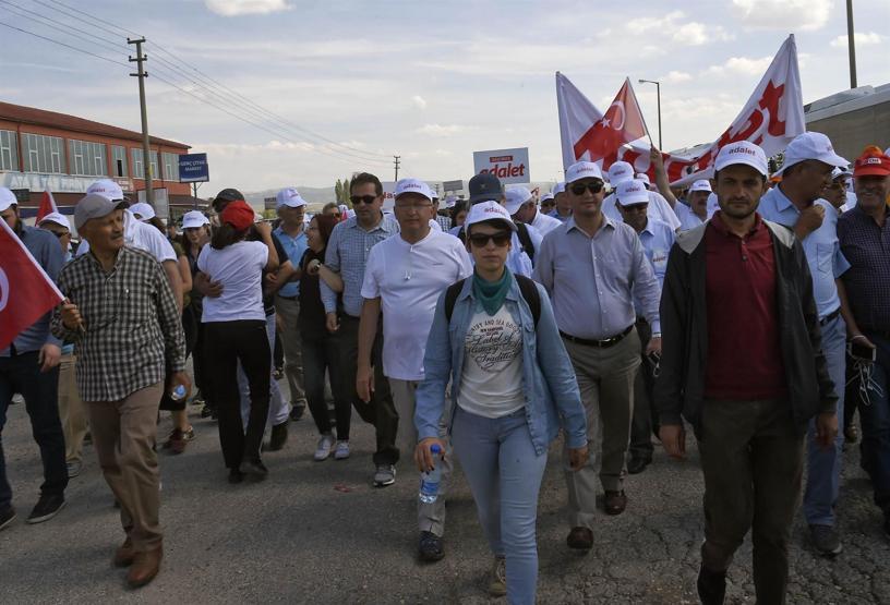 Ünlü isimler de Kemal Kılıçdaroğlu ile birlikte yürüdü