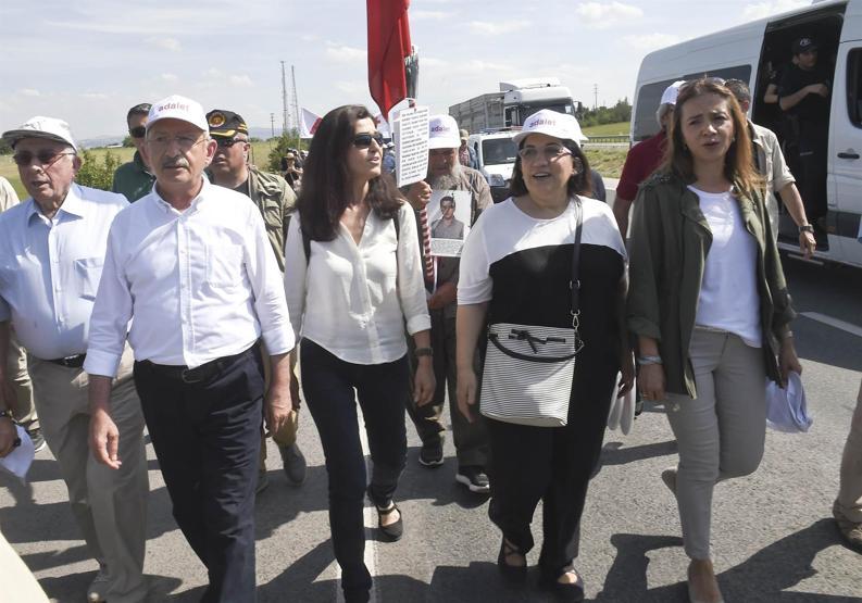 Ünlü isimler de Kemal Kılıçdaroğlu ile birlikte yürüdü