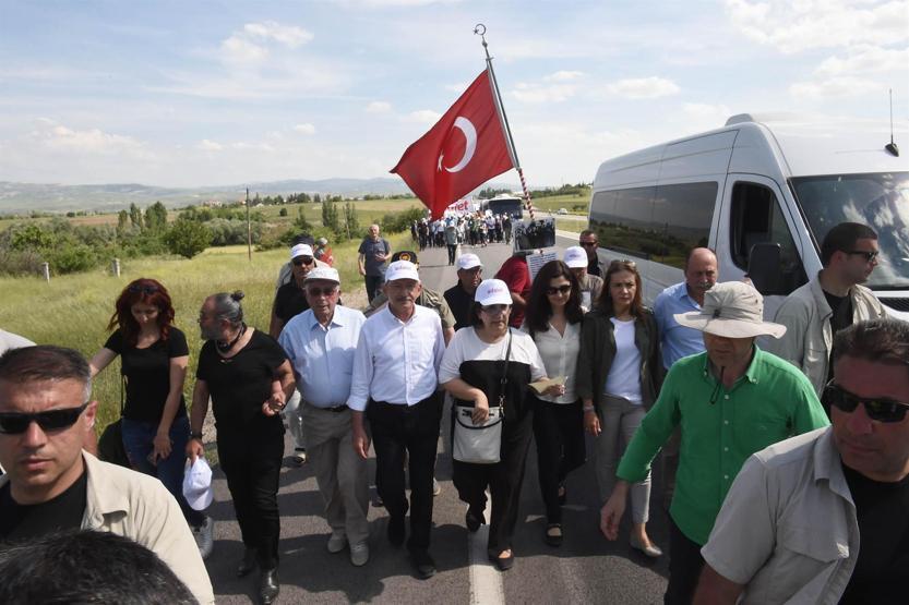 Ünlü isimler de Kemal Kılıçdaroğlu ile birlikte yürüdü