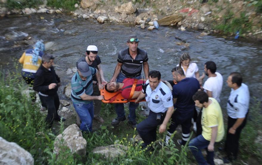 Uyuşturucu bağımlısı genç dereye yuvarlandı