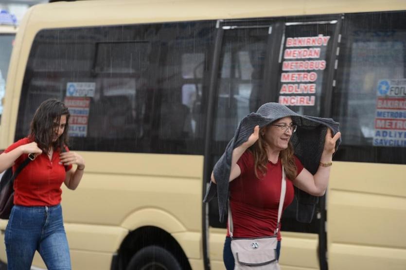 İstanbulda sağanak vatandaşları hazırlıksız yakaladı