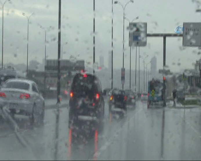 İstanbulda beklenen sağanak yağış başladı