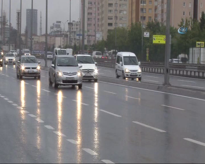 İstanbulda beklenen sağanak yağış başladı