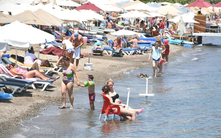 Hava sıcaklığı arttı Marmaris sahilleri doldu