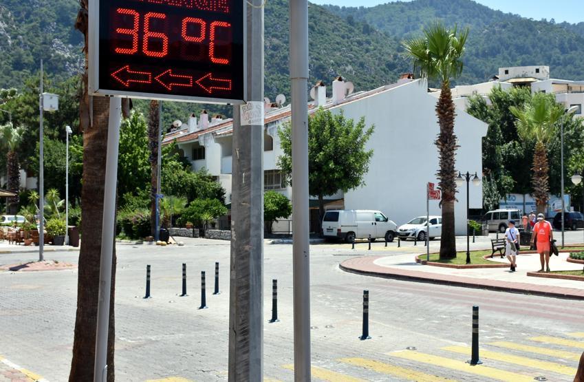 Hava sıcaklığı arttı Marmaris sahilleri doldu