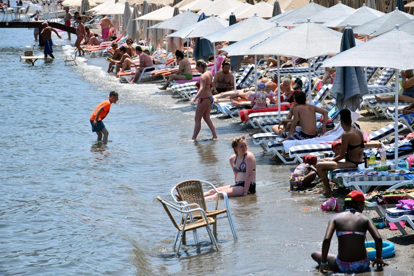 Hava sıcaklığı arttı Marmaris sahilleri doldu