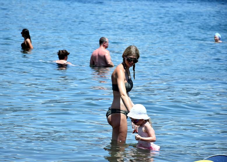 Hava sıcaklığı arttı Marmaris sahilleri doldu