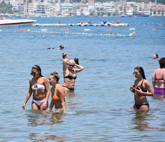 Hava sıcaklığı arttı Marmaris sahilleri doldu