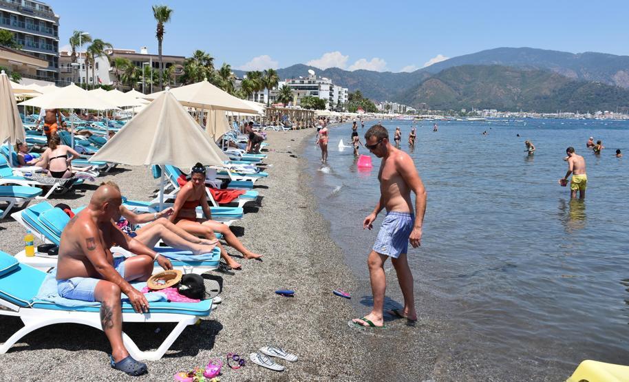 Hava sıcaklığı arttı Marmaris sahilleri doldu