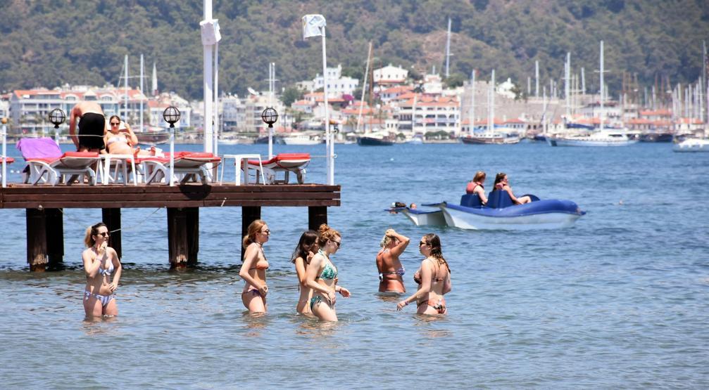 Hava sıcaklığı arttı Marmaris sahilleri doldu