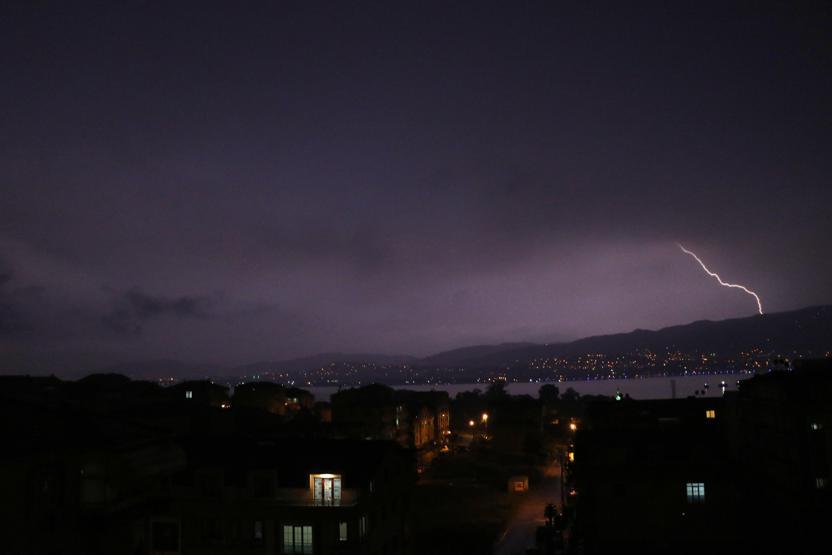 Sahur sofrasında evlerini sel suyu bastı