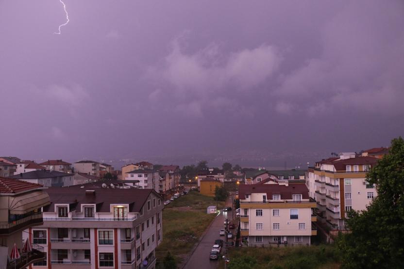 Sahur sofrasında evlerini sel suyu bastı