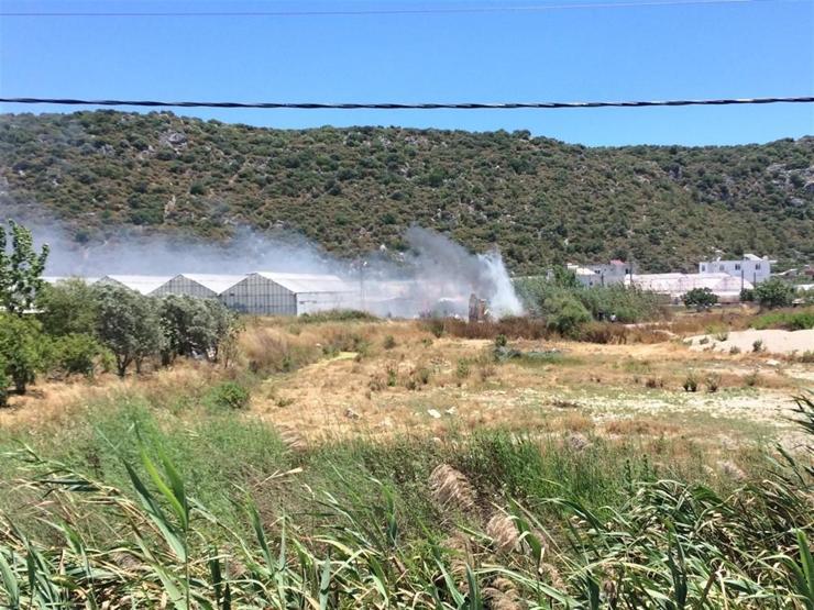 Demre’deki orman yangını korkuttu: 2 otomobil kül oldu