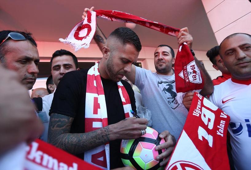 Jeremy Menez Antalyada coşkuyla karşılandı