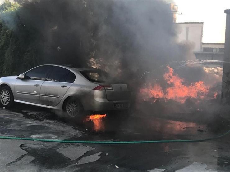 Hurdalık yangını otomobili kül etti