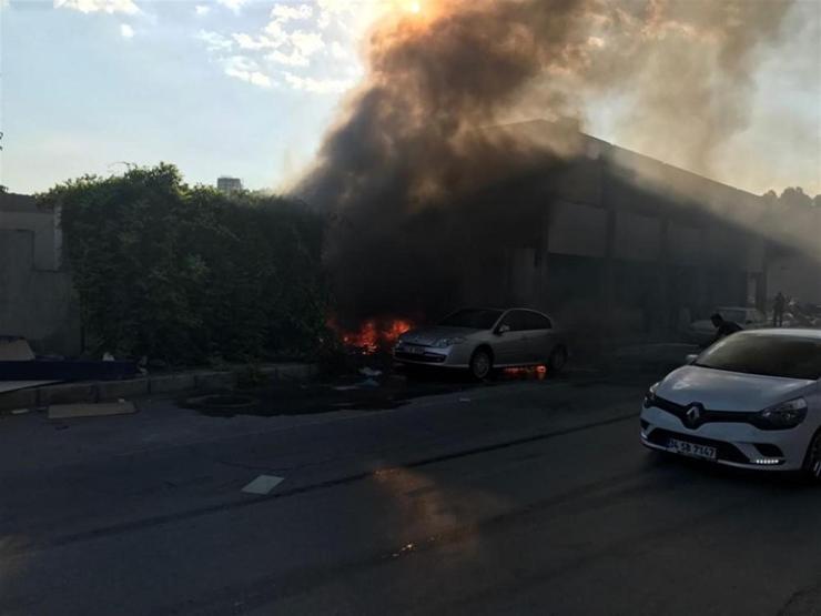 Hurdalık yangını otomobili kül etti