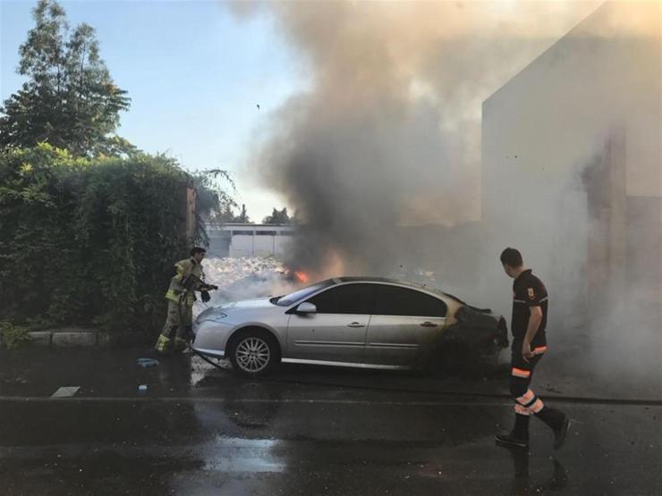 Hurdalık yangını otomobili kül etti