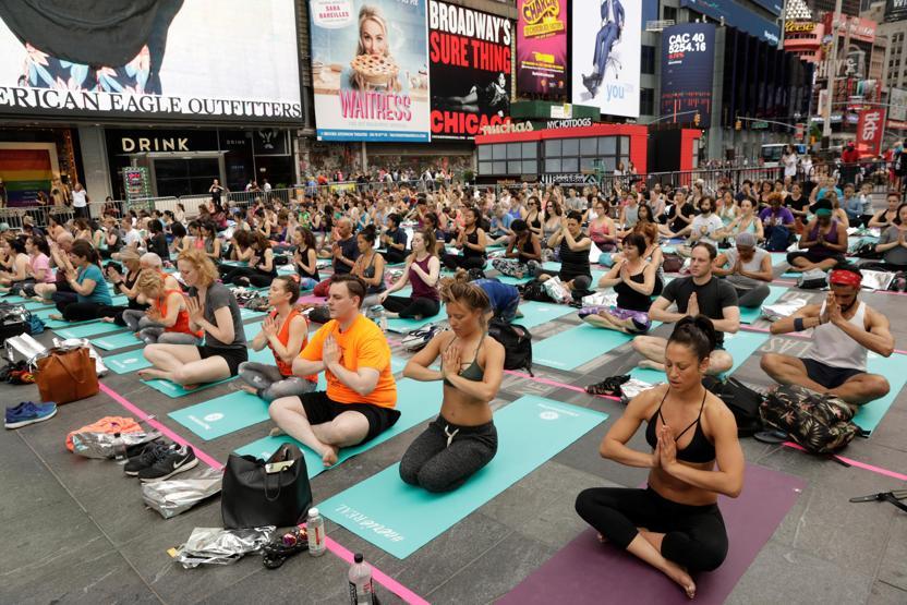 Times Meydanında yoga zamanı