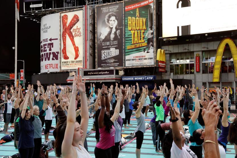 Times Meydanında yoga zamanı
