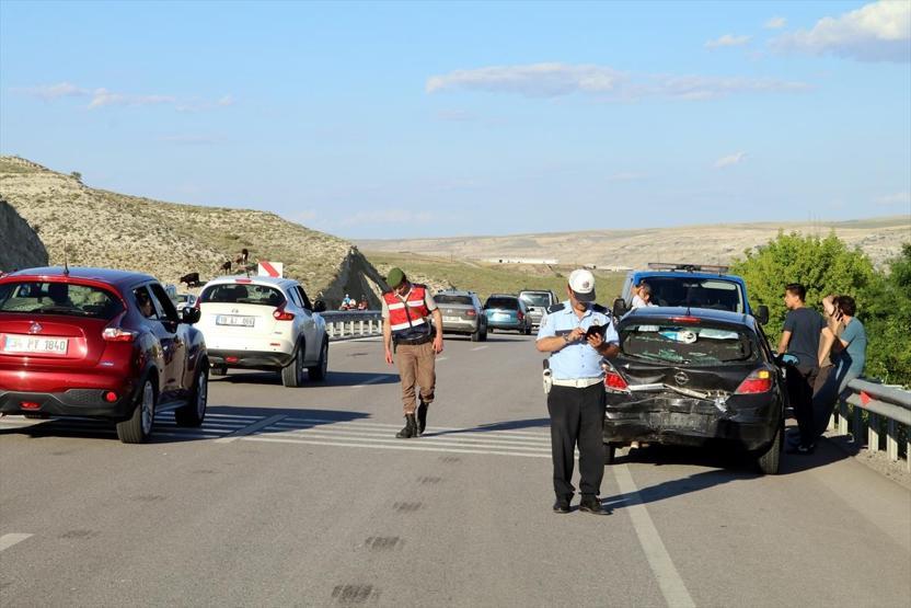 Tatilin ilk gecesindeki trafik kazalarında 4 kişi öldü 85 kişi yaralandı