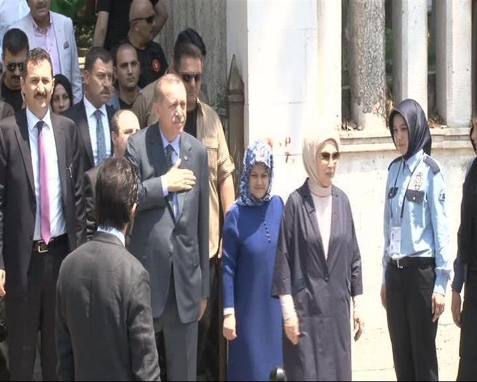 Cumhurbaşkanı Erdoğandan mezar ziyareti