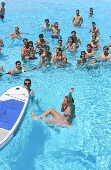 Antalyada sıcaktan kaçan kendini havuza attı
