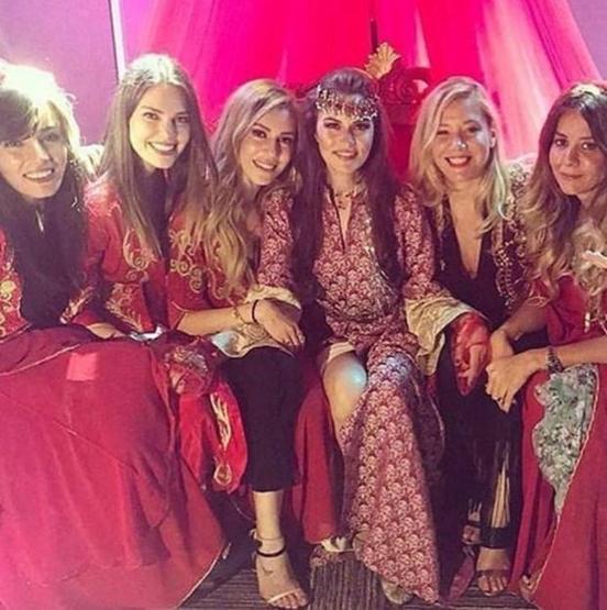 Düğün öncesi eski sevgili krizi Fahriye Evcen mekanı terk etti