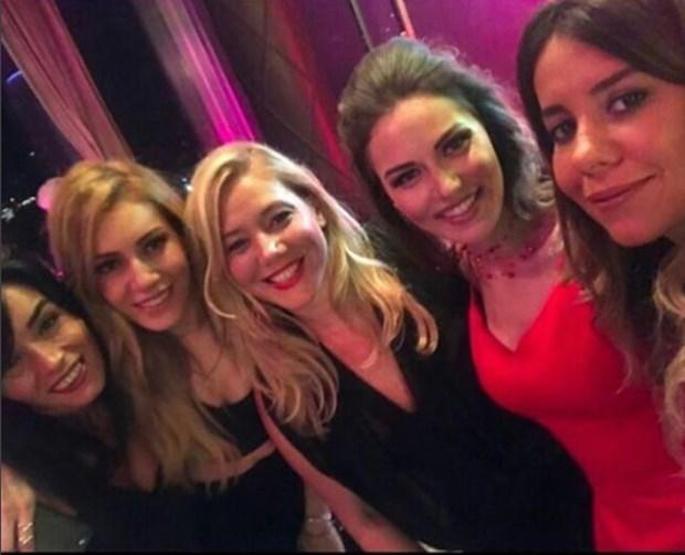Düğün öncesi eski sevgili krizi Fahriye Evcen mekanı terk etti