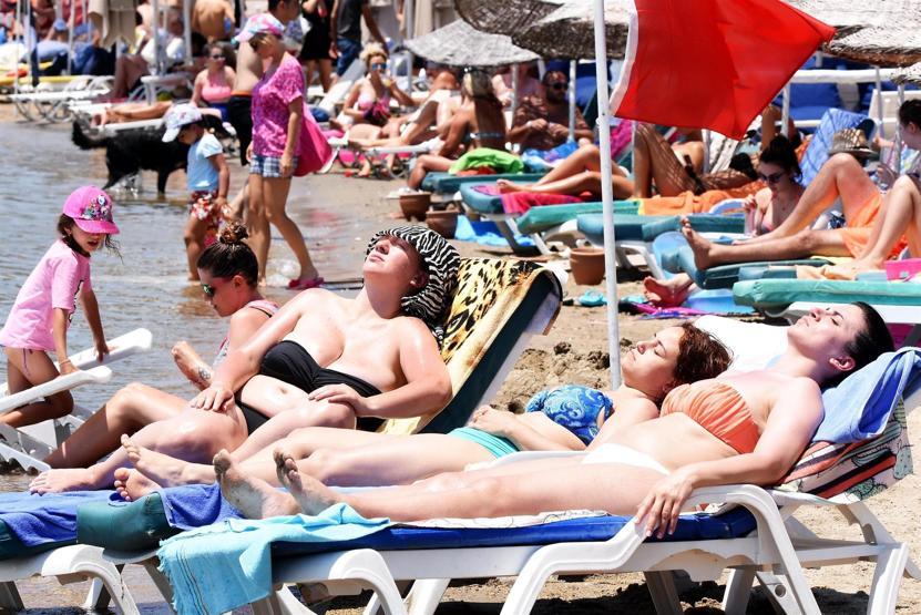Bodrumda bayramlaşan plaja koştu