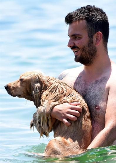 Bodrumda bayramlaşan plaja koştu