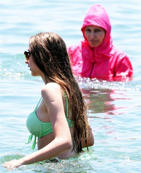 Bodrumda bayramlaşan plaja koştu