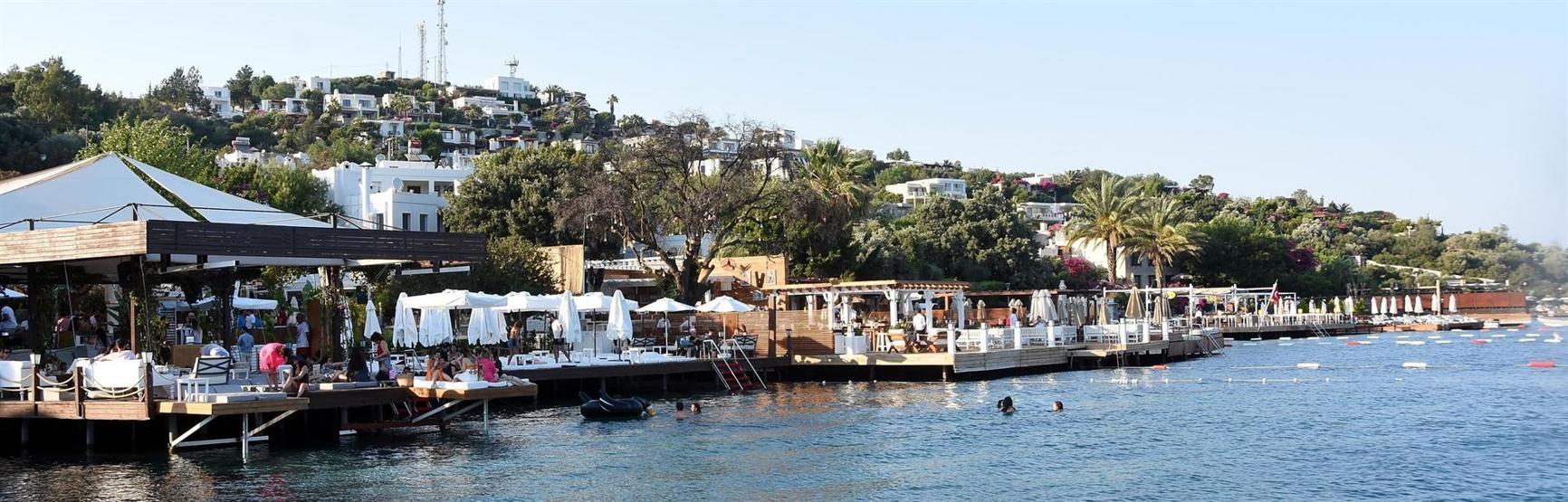 Bodrumda bayramlaşan plaja koştu