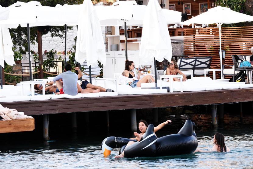 Bodrumda bayramlaşan plaja koştu