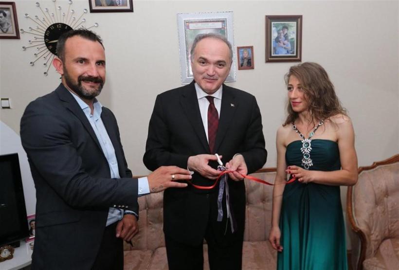 Bakan Özlü kendisini takip eden gazeteciye kız istedi