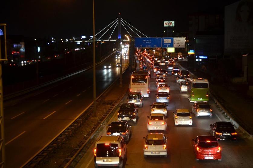 Tatilciler dönüş yolunda, trafik Kocaeli mevkiinde başlıyor