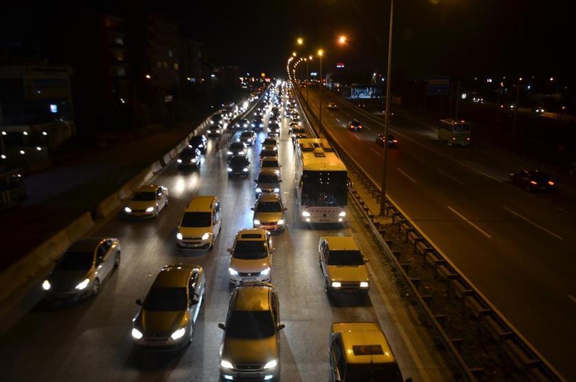 Tatilciler dönüş yolunda, trafik Kocaeli mevkiinde başlıyor