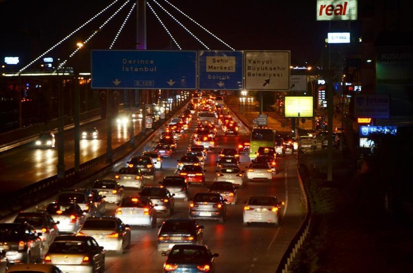 Tatilciler dönüş yolunda, trafik Kocaeli mevkiinde başlıyor