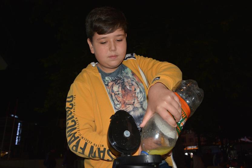 Arkadaşları oyun oynarken o hayır için limonata satıyor