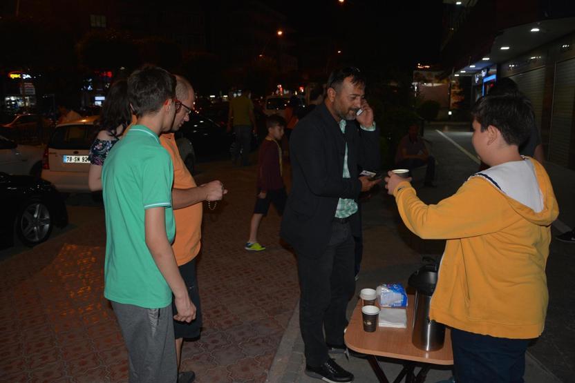 Arkadaşları oyun oynarken o hayır için limonata satıyor