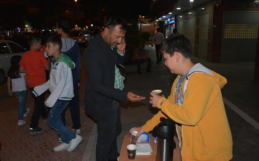 Arkadaşları oyun oynarken o hayır için limonata satıyor