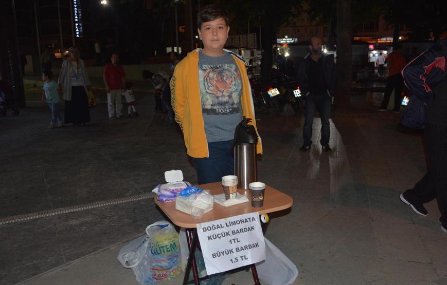 Arkadaşları oyun oynarken o hayır için limonata satıyor